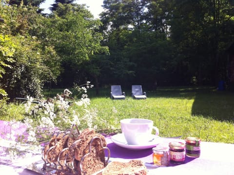 In the morning, at breakfast in the countryside, with birds ...