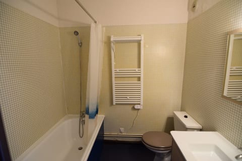 Combined shower/tub