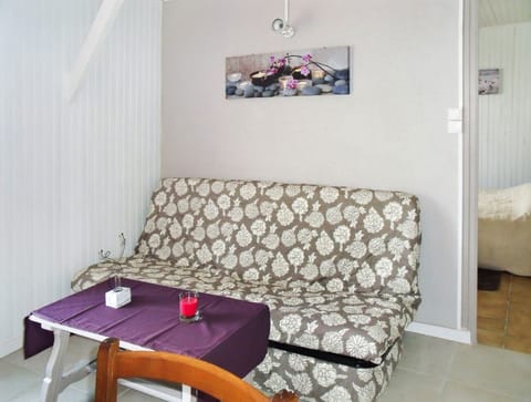 Wooden chalet on fenced plot with pond, 4 people, completely renovated Chalet in Brittany