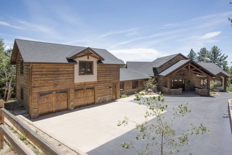 Front entrance to the lodge