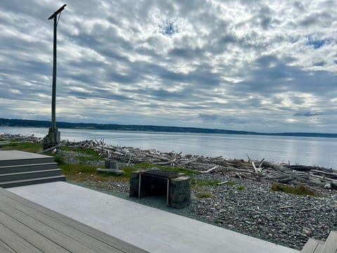 New rebuilt deck and firepit area in 2025. Looking East into Admiralty Bay. 