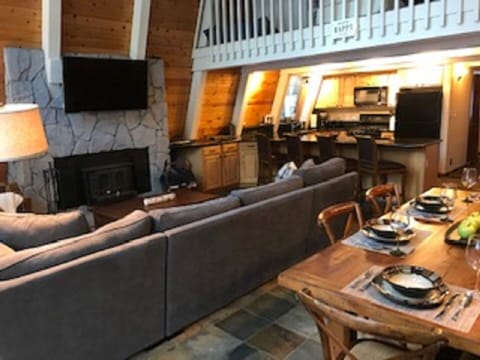 Living room | Smart TV, fireplace, DVD player