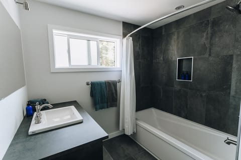 Combined shower/tub, eco-friendly toiletries, hair dryer, towels