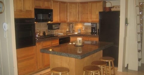 Kitchen Island, Granite tile Countertops, Appliances.