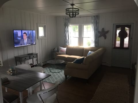 Living area | Smart TV, Netflix, toys, books