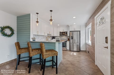 Private kitchen | Fridge, microwave, oven, stovetop