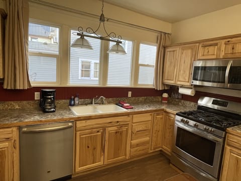 Private kitchen | Fridge, microwave, oven, stovetop