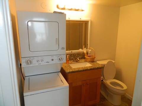 Combined shower/tub, hair dryer, towels