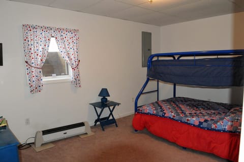 4 bedrooms, iron/ironing board, bed sheets