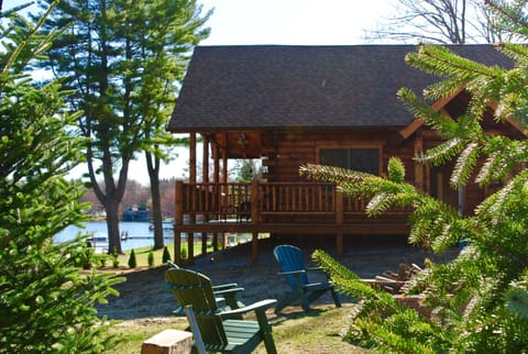Serenity! Beautiful  custom Log Cabin w/fire pit and outdoor kitchen & pvt beach