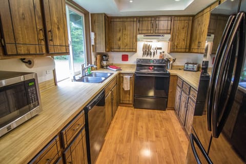 Kitchen: The kitchen has plenty of counter space and all the modern appliances
