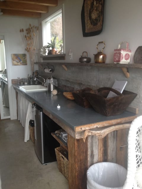 Kitchen: small fridge, microwv, hot plate, small toaster oven, all utensils