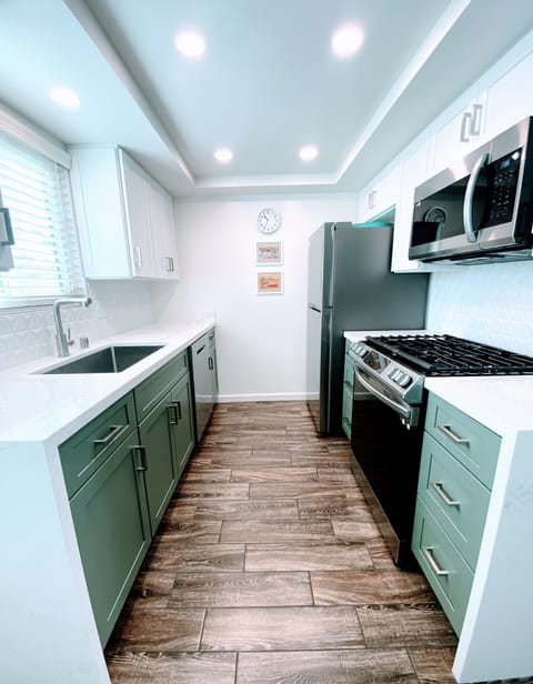 Quartz counter-tops with waterfall