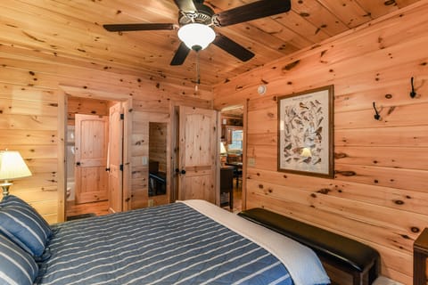 Queen size bed, ceiling fan and full bath