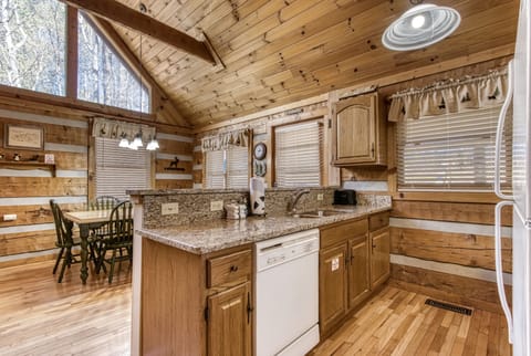 Smoky Mountain Pet Friendly Cabin "Back to Nature" - Kitchen and dining area