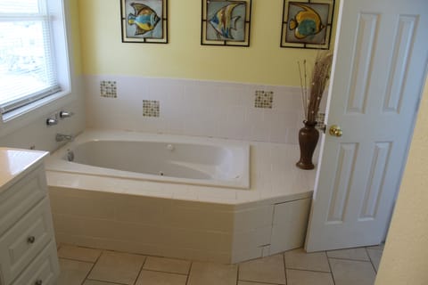 Bathtub, jetted tub, towels
