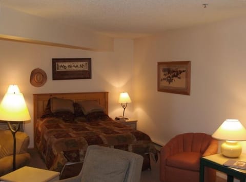 Extra Queen bed located adjacent to living room