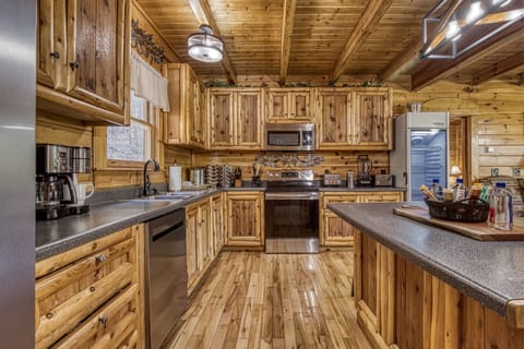 Wears Valley Cabin "Katies Lodge" - Fully furnished kitchen with stainless steel appliances