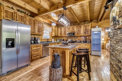 Pigeon Forge Cabin "Katies Lodge" - Fully furnished kitchen