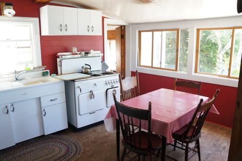 Fridge, oven, stovetop, coffee/tea maker