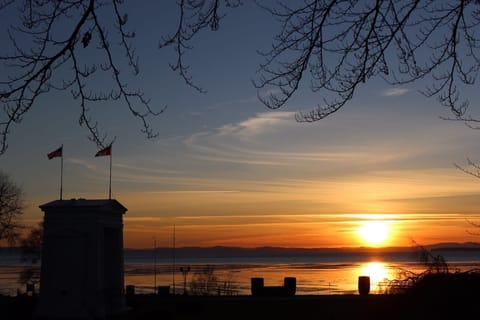 Walk 3 minutes to Peace Arch Canada/US border