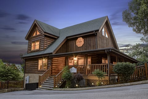 Welcome to Cinematastic View. 6 BD 6.5 BA Where we have thought of everything!