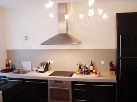Large, modern and well-equipped kitchen