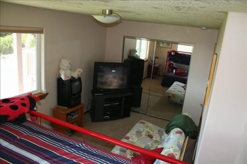 3 bedrooms, travel crib, free WiFi, bed sheets