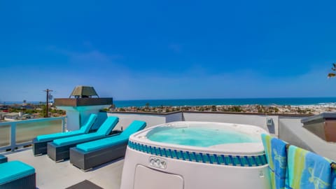 Roof Deck, Jacuzzi, Loungers, Ocean Views Perfect at Sunset