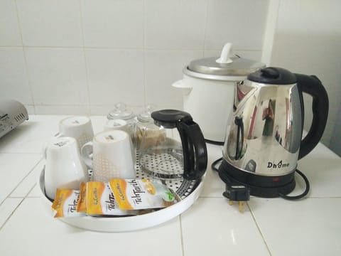 Microwave, cookware/dishes/utensils