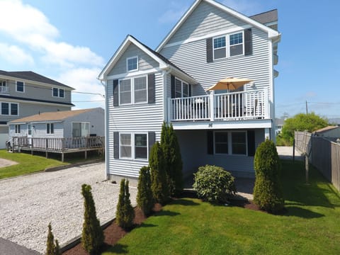 This home is in a great location! close to several beaches and restuarants.