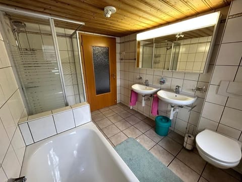 Combined shower/tub, towels