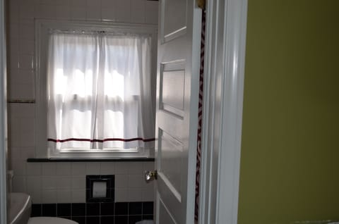 Combined shower/tub, towels, toilet paper