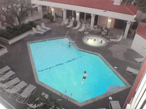 Del Mar Heated Pool & Jacuzzi