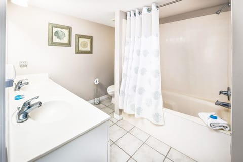 Combined shower/tub, towels