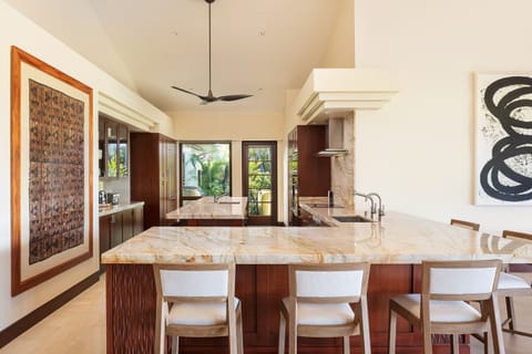 KITCHEN WITH BAR SEATING FOR SIX. BEAUTIFUL GRANITE COUNTERTOPS.
