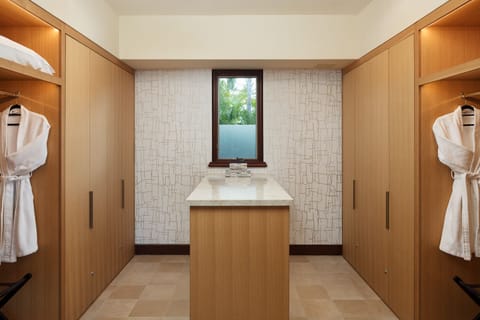 GRAND MASTER SUITE WALK-IN CLOSET