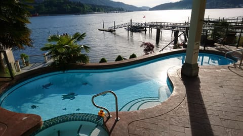 Outdoor Pool with Hot Tub