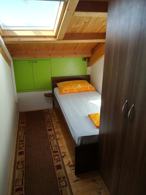 2 bedrooms, in-room safe, iron/ironing board, free WiFi