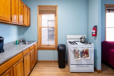 Private kitchen | Fridge, microwave, oven, stovetop