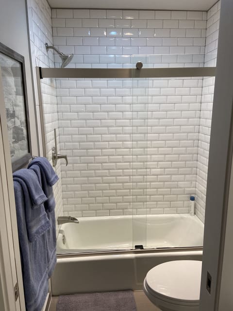 Second bathroom with tub and shower updated December 2020
