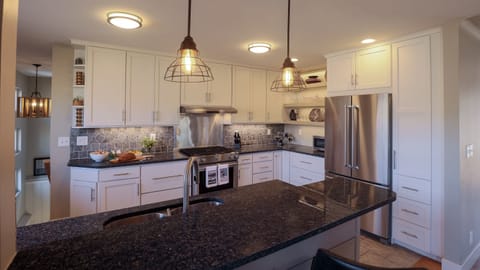 Kitchen, breakfast bar