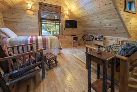 Wilmington Range Chalet twin bed and TV sitting area
