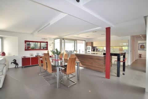 Dining/Kitchen. Patio doors to inner Courtyard with Dining, Gas BBQ, Pool Table.