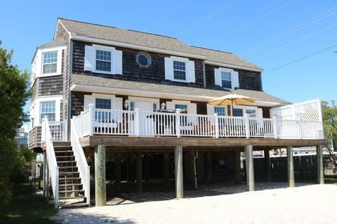 The Perfect beach house, less than 5 minutes walk to the beach