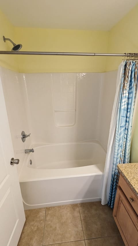 Combined shower/tub, towels