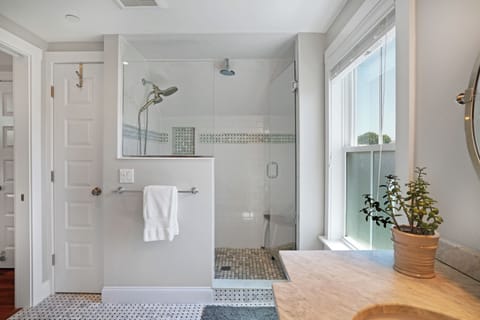 Combined shower/tub, towels, toilet paper