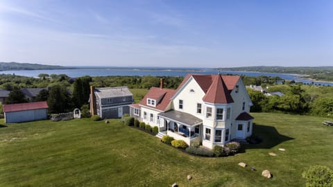 Gracious and spacious, with 10-mile views to out-islands & beyond...