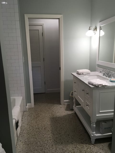 Combined shower/tub, hair dryer, towels