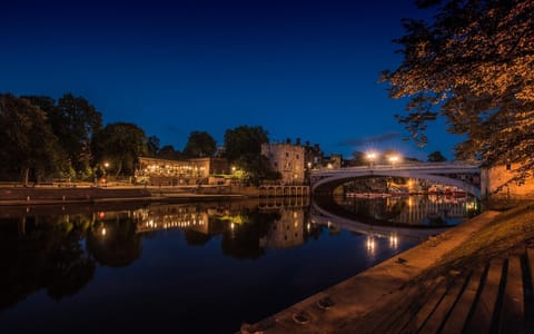 Lendal bridge at night